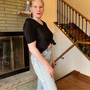 5/30🦄- Black Satin Accordion Top